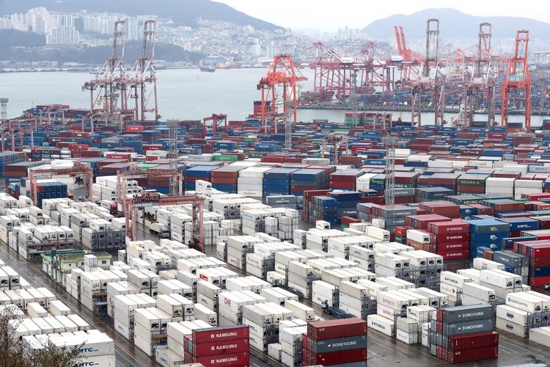 Các container tại cảng container Sinseondae và cảng container Gamman vào ngày 01/03/2023. (Ảnh: Yonhap News)