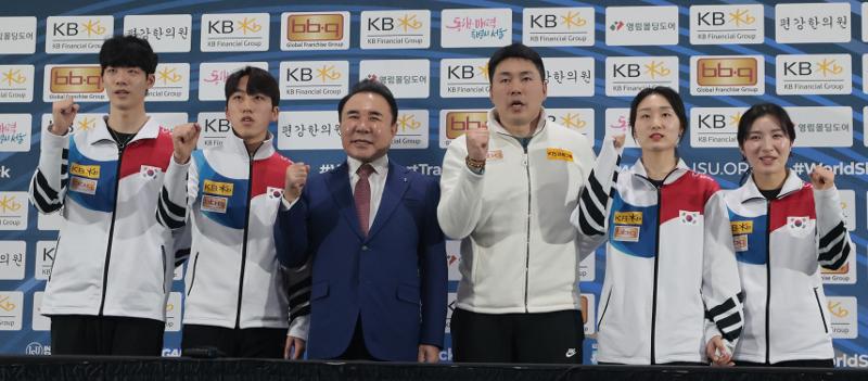 Từ trái sang, Lee June-seo (Đại học Thể thao Quốc gia Hàn Quốc), Park Ji-won (Tòa thị chính Seoul), Chủ tịch Liên đoàn Trượt băng Hàn Quốc Yoon Hong-geun, huấn luyện viên đội trượt băng tốc độ cự ly ngắn quốc gia Ahn Jung-hyun, Choi Min-jeong (Tòa thị chính Seongnam), Kim Gilli (Trường THPT Seohyun). (Ảnh: Yonhap News)