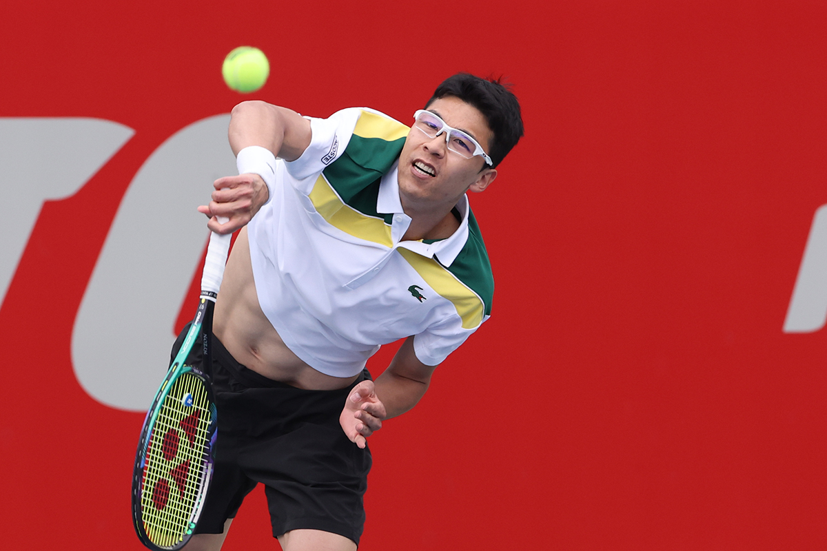 Hôm nay (26/04), Chung Hyeon - “biểu tượng của quần vợt Hàn Quốc”, đã có một trận đấu với nam quần vợt Jordan Thompson của Úc, trong vòng 32 đấu đơn của Giải Seoul Open Challenger 2023 thuộc khuôn khổ Giải đấu quần vợt ATP Challenger Tour 2023, được tổ chức tại Sân vận động quần vợt Olympic ở quận Songpa-gu, Seoul. 