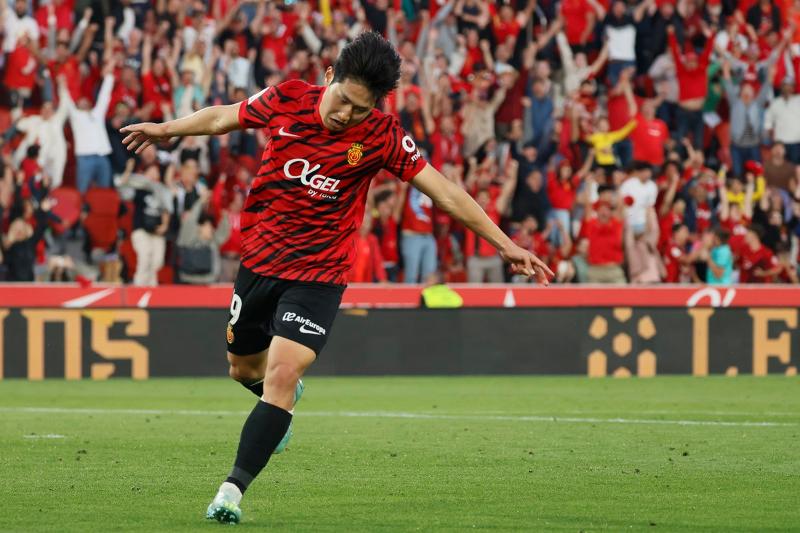 Cầu thủ Lee Kang-in (CLB Mallorca) ăn mừng sau khi ghi bàn thắng thứ ba cho đội trong trận đấu với CLB Getafe trên sân nhà, thuộc khuôn khổ Giải bóng đá vô địch quốc gia Tây Ban Nha 2022-23 được tổ chức tại Sân vận động Iberostar (Estadi Mallorca Son Moix) ở thành phố Mallorca, quần đảo Balearic, Tây Ban Nha vào ngày 23/04 (giờ Tây Ban Nha). (Ảnh: Yonhap News)