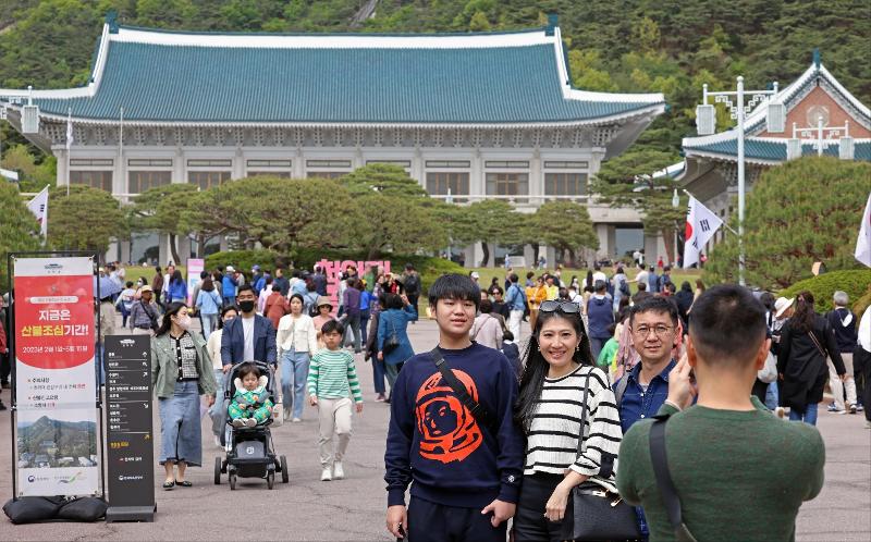 Hình ảnh khách du lịch chụp ảnh kỷ niệm trước Cheong Wa Dae (Nhà Xanh). (Ảnh: Bộ Văn hóa, Thể thao và Du lịch Hàn Quốc)