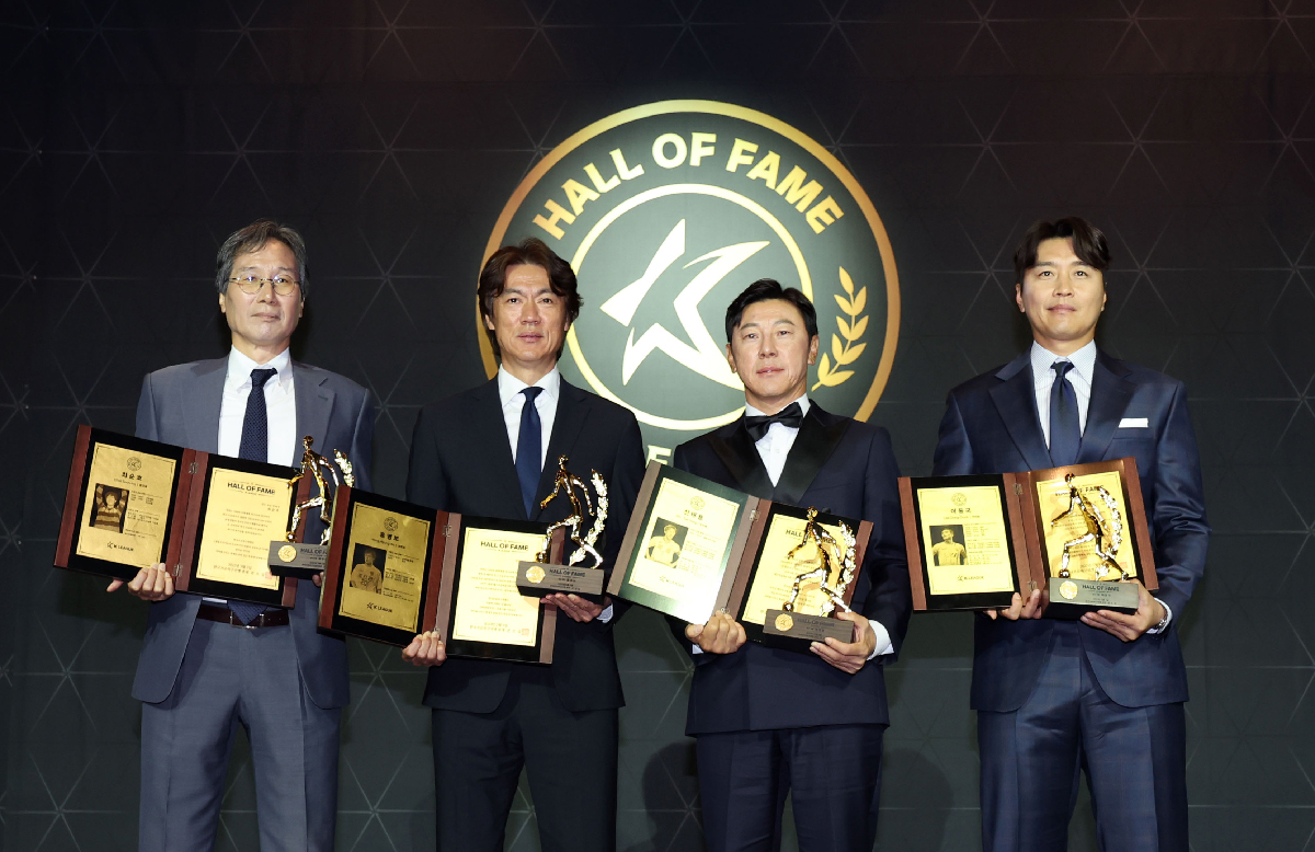 Ngày hôm nay (02/05), đã diễn ra lễ vinh danh Đại sảnh Danh vọng bóng đá Hàn Quốc (K-League Hall of Fame) được tổ chức tại khách sạn The Ambassador Seoul - Pullman, quận Jung-gu, thành phố Seoul. Tại đây, Tổng giám đốc CLB Suwon FC Choi Soon-ho, huấn luyện viên trưởng của CLB Ulsan Hyundai Hong Myung-bo, huấn luyện viên của đội tuyển quốc gia Indonesia Shin Tae-yong, và cựu phó chủ tịch Liên đoàn bóng đá Hàn Quốc Lee Dong-guk (từ trái sang), đã được vinh danh ở hạng mục cầu thủ. (Ảnh: Yonhap News) 