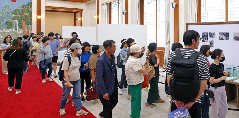 Ngày 04/06 vừa qua, triển lãm đặc biệt kỷ niệm 1 năm mở cửa Cheong Wa Dae (Nhà Xanh) “Câu chuyện về Tổng thống của chúng ta – Tổng thống đã từng ở đây” đã thu hút nhiều khách đến tham quan. (Ảnh: Bộ Văn hóa, Thể thao và Du lịch Hàn Quốc)