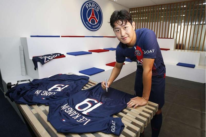 Lee Kang-in ký lên đồng phục thi đấu mới của mình sau khi gia nhập câu lạc bộ Paris Saint-Germain (Pháp). (Ảnh: Trang web của Paris Saint-Germain) 