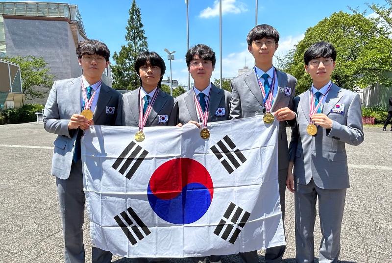 Đội tuyển quốc gia Hàn Quốc tham dự Olympic Vật lý quốc tế (International Physics Olympiad, IPhO) từ trái qua: Lee Hyunchae (Lớp 12 trường THPT Khoa học Seoul); Suh Kyumin (Lớp 12 trường THPT Khoa học Seoul); Noh Ian (Lớp 12 trường THPT Khoa học Seoul); Han Jongyoon (Lớp 12 trường THPT Khoa học Gyeonggi); Lee Junsuh (Lớp 12 trường THPT Khoa học Seoul). (Ảnh: Bộ Khoa học, Công nghệ Thông tin và Truyền thông Hàn Quốc) 