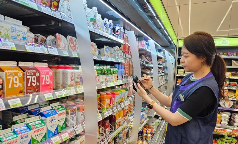 Mức lương tối thiểu năm 2024 đối với người lao động làm việc tại Hàn Quốc sẽ tăng 2,5% lên 9.860 won/giờ. (Ảnh: BGF Retail)