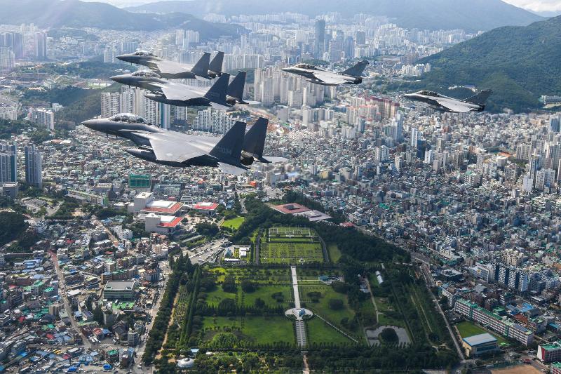 3 chiến đấu cơ F-15K của lực lượng không quân Hàn Quốc và 2 máy bay chiến đấu Rafale của lực lượng không quân và vũ trụ Pháp bay trên Nghĩa trang Tưởng niệm Liên Hợp Quốc tại Hàn Quốc, quận Nam-gu, thành phố Busan vào ngày 25/07. (Ảnh: Lực lượng không quân Hàn Quốc)