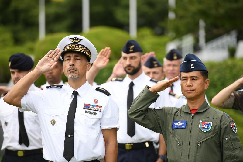 Chuẩn tướng Ju Sunggyu (phải) – trưởng đội 5th Air Mobility Wing thuộc lực lượng không quân Hàn Quốc và Chuẩn tướng Marc Le Bouil – trưởng đoàn huấn luyện của đội PEGASE 23 thuộc lực lượng không quân và vũ trụ Pháp, đã viếng thăm Đài tưởng niệm cựu chiến binh Pháp trong Chiến tranh Triều Tiên (1950-1953) nằm ở Nghĩa trang Tưởng niệm Liên Hợp Quốc tại Hàn Quốc, quận Nam-gu, thành phố Busan vào ngày 25/07. (Ảnh: Trang Facebook của lực lượng không quân Hàn Quốc)