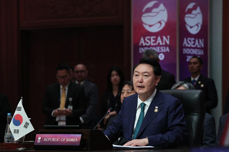 Sáng ngày 06/09 (giờ Indonesia), Tổng thống Hàn Quốc Yoon Suk Yeol đã phát biểu trong “Hội nghị Cấp cao Hàn Quốc – ASEAN lần thứ 24”, diễn ra tại Trung tâm Hội nghị Jakarta (JCC), nằm ở thủ đô Jakarta, Indonesia. (Ảnh: Kim Yong Wii / Văn phòng Tổng thống Hàn Quốc)