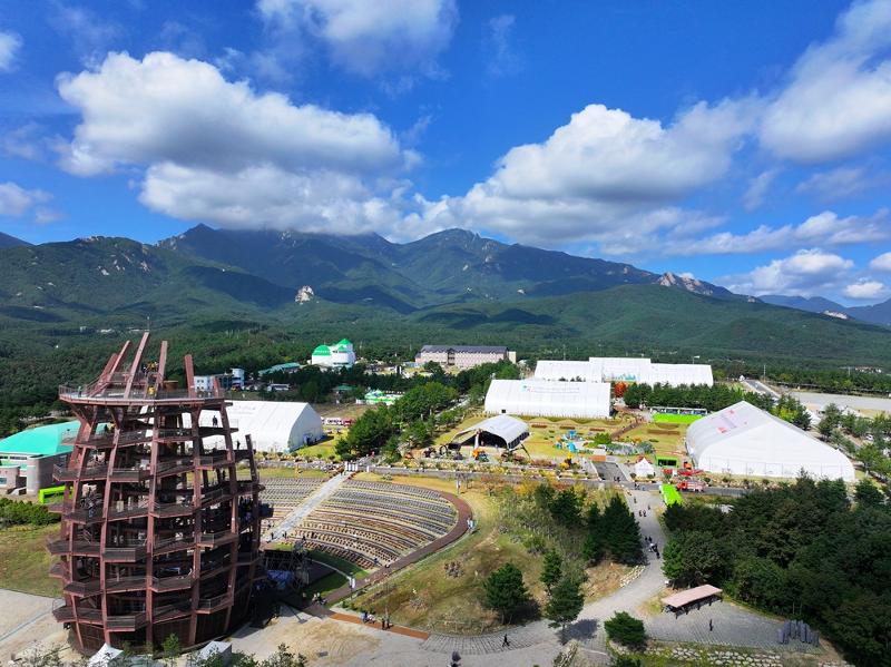 Ngày 22/09, Hội chợ triển lãm Lâm nghiệp Gangwon 2023 đã chính thức khai mạc tại Trung tâm Huấn luyện Trại Họp bạn Thế giới nằm ở quận Goseong-gun, tỉnh Gangwon-do.