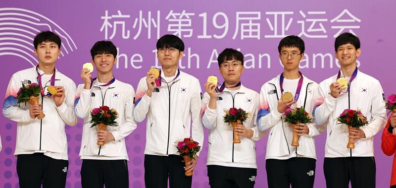Đội cờ vây Hàn Quốc chụp ảnh với huy chương vàng sau khi kết thúc trận chung kết diễn ra tại Trung tâm cờ vây Hàng Châu thuộc tỉnh Chiết Giang vào ngày 3/10 vừa qua. Từ trái sang: Park Jeong Hwan; Kim Myunghun; Shin Jinseo; Shin Minjun; Byeon Sangil; Lee Ji Hyun. (Ảnh: Yonhap News)