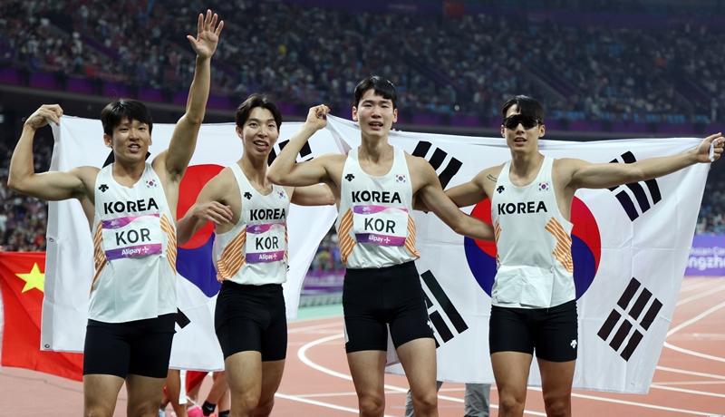 Vận động viên bộ môn chạy nước rút tiếp sức nội dung nam 4x400m chụp ảnh kỷ niệm với quốc kỳ Hàn Quốc sau khi kết thúc phần thi tại Trung tâm thể thao Olympic Hàng Châu vào ngày 3/10 vừa qua. Từ trái sang: Kim Kukyoung; Lee Jeongtae; Lee Jaeseong; Ko Seunghwan. (Ảnh: Yonhap News)
