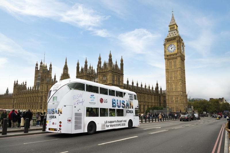 Xe buýt đính kèm các thông điệp như “BUSAN is Ready” ủng hộ cho thành phố Busan trong cuộc chạy đua giành quyền đăng cai tổ chức Triển lãm Thế giới (World Expo) 2030, chạy trước Tháp đồng hồ Big Ben, London, Anh. (Ảnh: Tập đoàn LG)