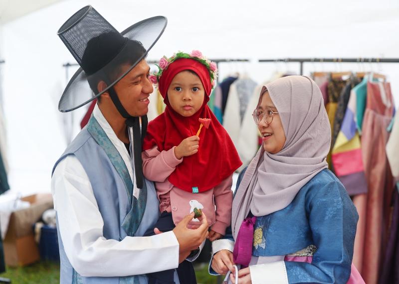 Gia đình của một du học sinh nước ngoài tại Hàn Quốc tham gia chương trình trải nghiệm Hanbok (trang phục truyền thống Hàn Quốc), diễn ra ở Đại học Sungkyunkwan, quận Jongno-gu, thành phố Seoul vào ngày 20/9/2023. (Ảnh: Yonhap News)