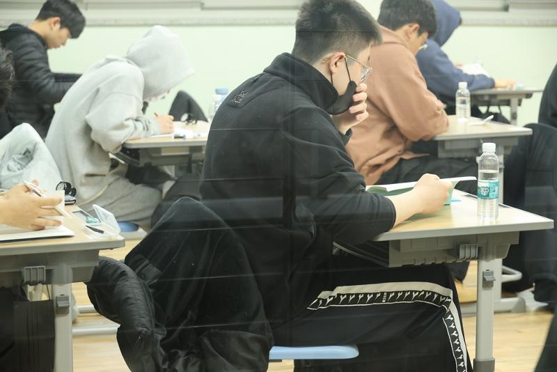 Sáng ngày 16/11, các thí sinh chờ tham gia Kỳ thi tuyển sinh đại học năm học 2024 tại Trường trung học phổ thông Yangji, thành phố Sejong. 