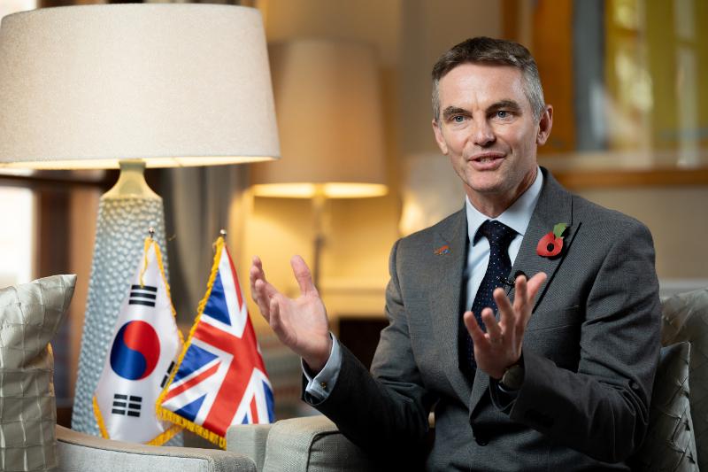 Ông Gareth Weir, Phó Đại sứ Vương quốc Anh tại Hàn Quốc, đã có buổi phỏng vấn với cổng thông tin điện tử Korea.net ở trụ sở của Đại sứ quán Vương quốc Anh tại Hàn Quốc, quận Jung-gu, thành phố Seoul. (Ảnh: Kim Sunjoo / Korea.net)