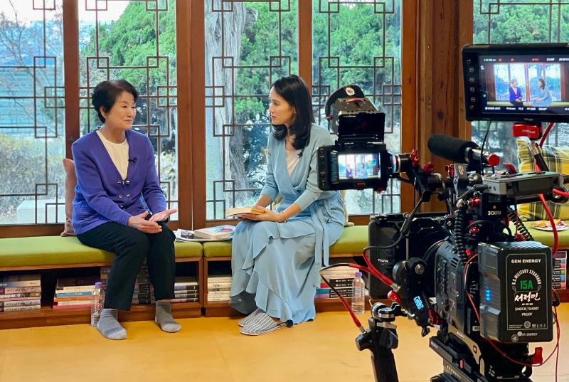 Đạo diễn Lee Jinyoung (bên phải) đã gặp gỡ tác giả Daisy Lee Yang để quay phần cuối “Nhà tình thương Incheon” cho loạt phim tài liệu “Words of Wisdom from a Rainbow State”. (Ảnh: Lee Jinyoung)