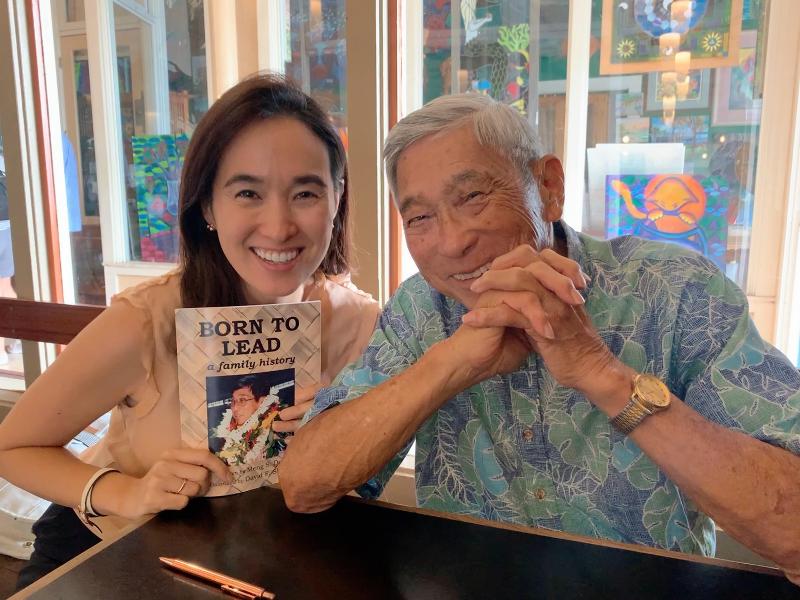 Đạo diễn Lee Jinyoung (bên trái) chụp ảnh kỷ niệm cùng với cựu Thị trưởng Kim Harry. (Ảnh: Lee Jinyoung)