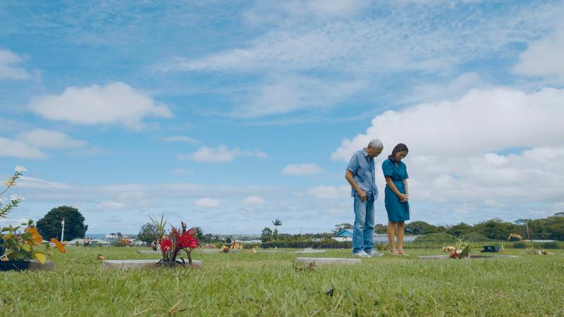 Cựu Thị trưởng Kim Harry và đạo diễn Lee Jinyoung (bên phải) đã đến thăm mộ của mẹ Thị trưởng, bà Kim Yamul. (Ảnh: Lee Jinyoung)