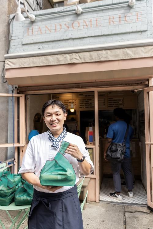 Đầu bếp Kim Hansong, chủ nhà hàng “Handsome Rice” chuyên cơm hộp Hàn Quốc, đã chụp ảnh trước cửa hàng của mình tại Manhattan, New York, thời điểm khai trương cửa hàng năm 2018. (Ảnh: Kim Hansong)