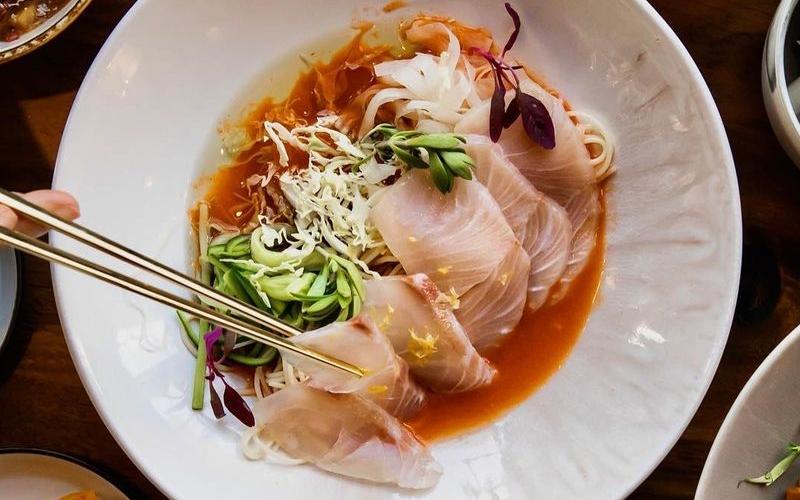 Ngày 12/12 (giờ Mỹ) món Mỳ Mulhwe ở một nhà hàng Hàn Quốc tại San Francisco, California đã được tờ báo New York Times giới thiệu trong danh sách “23 món ăn ngon nhất 2023”. (Ảnh: Chụp màn hình Instargram của Bansang)