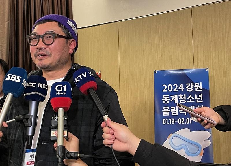 Ông Apollo Yang, Tổng đạo diễn lễ khai mạc Thế vận hội Trẻ mùa Đông Gangwon 2024, tối ngày 11/1 đã trả lời câu hỏi của phóng viên trong một buổi họp báo diễn ra ở khách sạn SEAMARQ, thành phố Gangneung, tỉnh Gangwon-do. (Ảnh: Xu Aiying / Korea.net)