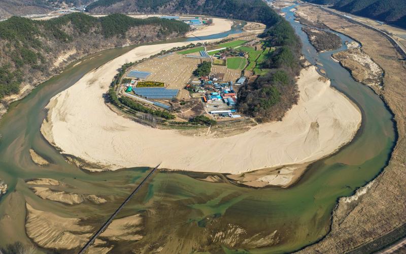 Toàn cảnh Làng Hoeryongpo khi nhìn từ đài quan sát núi Biryongsan, huyện Yecheon-gun, tỉnh Gyeongsangbuk-do. (Ảnh: Tổng cục Du lịch Hàn Quốc) 