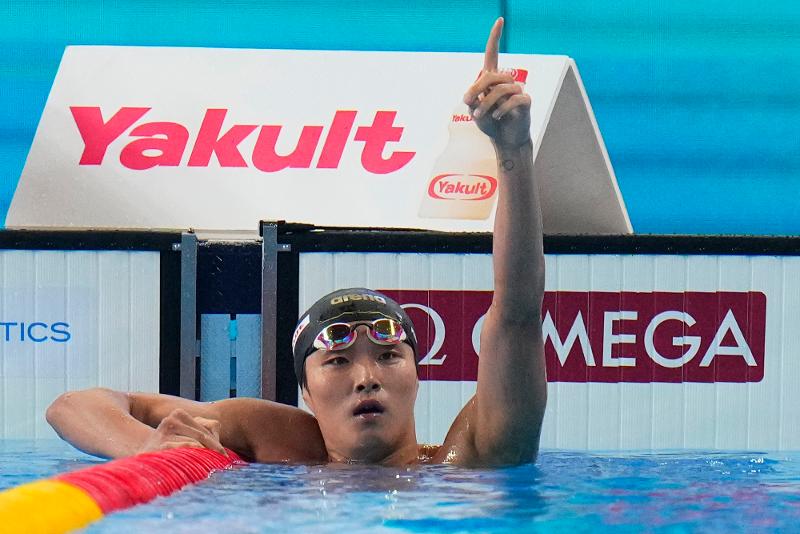 Vận động viên Kim Woo-min đã ăn mừng sau khi xác định chiến thắng trong vòng chung kết nội dung 400 m tự do năm ở Giải vô địch bơi lội thế giới 2024 của Liên đoàn Bơi lội Thế giới (FINA), được tổ chức tại Nhà thi đấu Aspire Dome, thủ đô Doha, Qatar vào ngày 12/2 (giờ Hàn Quốc). (Ảnh: Yonhap News)