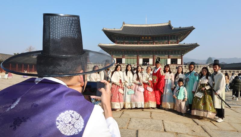 Hình ảnh khách du lịch nước ngoài tìm đến cung điện Gyeongbokgung, quận Jongno-gu, Seoul vào ngày 12/2 vừa qua. (Ảnh: Yonhap News)