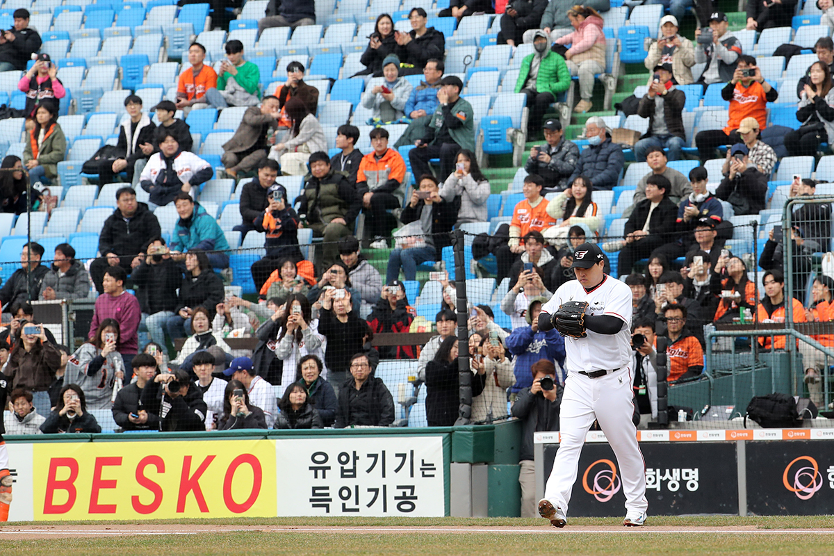 Chiều hôm nay (12/3), trận đấu giao hữu giữa Đội Bóng chày KIA Tigers và Hanwha Eagles thuộc Giải Bóng chày chuyên nghiệp Hàn Quốc (KBO) đã diễn ra tại Sân vận động Hanwha Life Eagles Park, quận Jung-gu, thành phố Daejeon, có sự tham gia của vận động viên Ryu Hyun Jin, và có đông đảo khán giả đến xem. (Ảnh: Yonhap News)