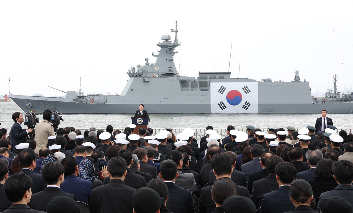 Hôm nay (22/3), Tổng thống Hàn Quốc Yoon Suk Yeol đã tham gia “Ngày phòng thủ biển Hoàng Hải lần thứ 9” được tổ chức tại Trụ sở Hạm đội 2 của Hải quân ở thành phố Pyeongtaek, tỉnh Gyeonggi-do, và có bài phát biểu với bối cảnh Sự cố đắm tàu Cheonan. (Ảnh: Yonhap News)