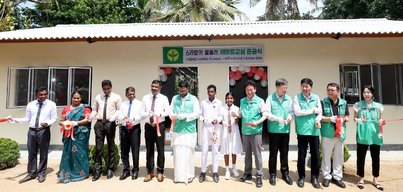 Thống đốc tỉnh Gyeongsangbuk-do Lee Cheol-woo (thứ năm từ trái sang) cùng các vị khách đã cắt bang khánh thành trong buổi lễ khánh thành lớp học Saemaeul ở làng Walpola, tỉnh Sabaragamuwa, Sri Lanka vào ngày 26/5/2023. (Ảnh: Chính quyền tỉnh Gyeongsangbuk-do)