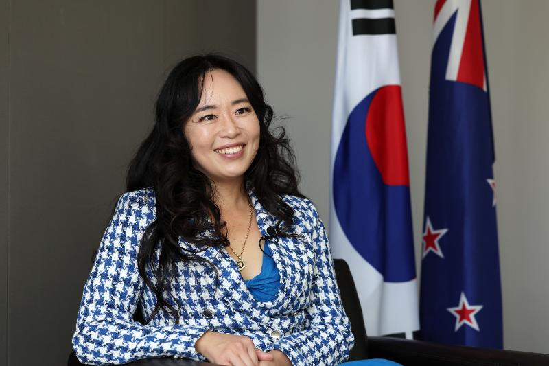 Ngày 20/3, cổng thông tin điện tử Korea.net đã có buổi phỏng vấn với tác giả Graci Kim tại Đại sứ quán New Zealand tại Hàn Quốc, ở quận Jung-gu, Seoul. (Ảnh: Jeon Han / Korea.net)
