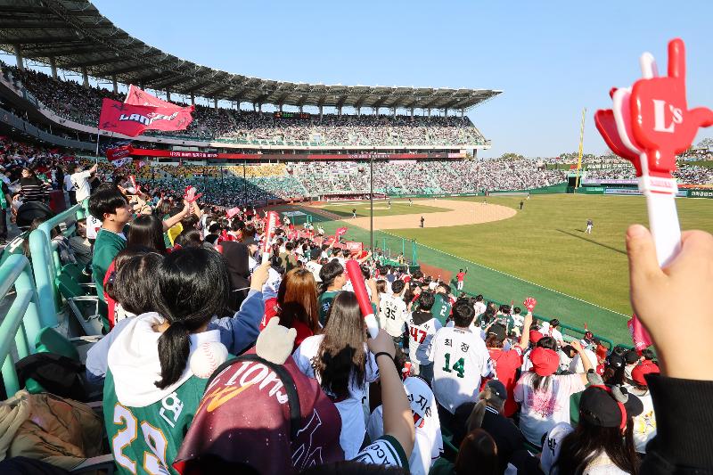 Trận đấu giữa SSG Landers và Lotte Giants thuộc khuôn khổ “Giải đấu KBO Ngân hàng Shinhan SOL 2024” diễn ra tại Sân vận động Incheon SSG Landers Field, quận Michuhol-gu, Incheon vào ngày 24/3. (Ảnh: Yonhap News)