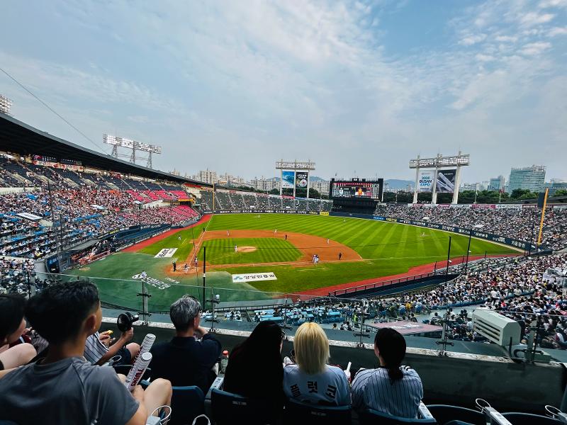 Trận đấu giữa Kiwoom Heroes và LG Twins thuộc khuôn khổ “Giải đấu KBO Ngân hàng Shinhan SOL 2023” được tổ chức tại Sân vận động bóng chày Jamsil, quận Songpa-gu, Seoul vào ngày 13/8/2023. (Ảnh: Margareth Theresia / Korea.net)