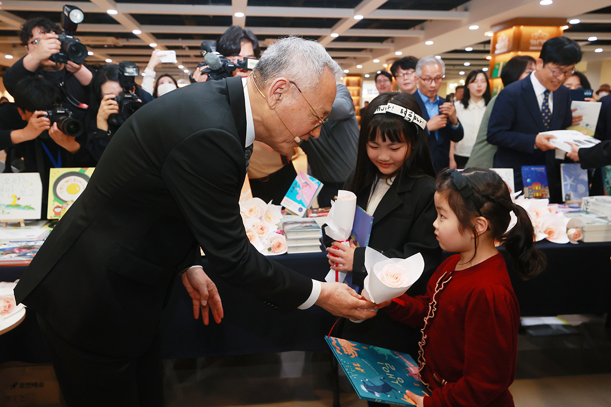 Chiều ngày 23/4, nhân dịp Ngày Sách và Bản quyền Thế giới, Bộ trưởng Bộ Văn hóa, Thể thao và Du lịch (MCST) ông Yu In Chon đã tặng cuốn sách cho một thiếu nhi trong buổi lễ trao tặng sách, diễn ra ở Trung tâm Văn hóa Sejong, quận Jongno-gu, thành phố Seoul. 