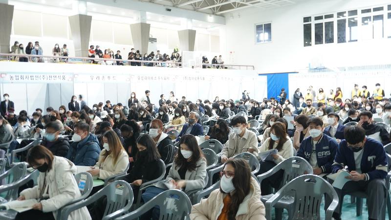 Hình ảnh chụp các du học sinh tham gia “Hội chợ việc làm dành cho du học sinh có thị thực riêng biệt tại địa phương” diễn ra ở trường Đại học Daegu vào ngày 17/3/2023. (Ảnh: Chính quyền tỉnh Gyeongsangbuk-do)