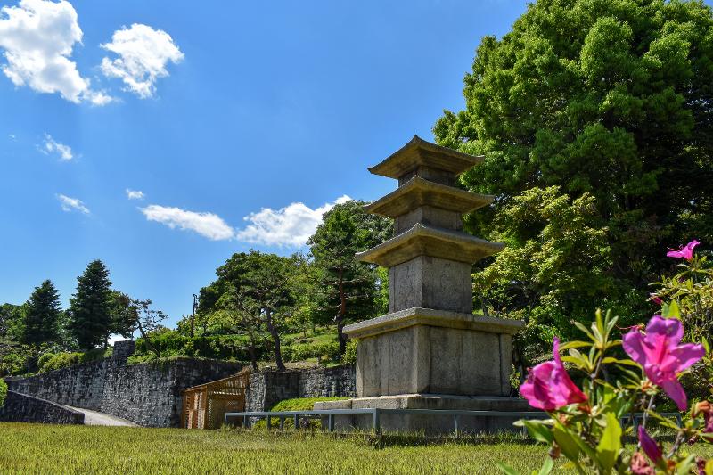  “Tháp đá ba tầng ở Beomhak-ri, Sancheong”, tượng trưng cho nghệ thuật Phật giáo của khu vực Gyeongnam, đứng sừng sững trong sân triển lãm ngoài trời, bên cạnh tòa nhà Bảo tàng Quốc gia Jinju. (Ảnh: Choi Jin-woo / Korea.net)