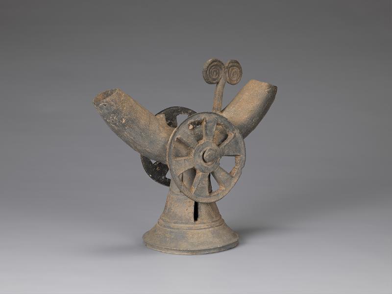' “Cốc sừng trang trí bánh xe ngựa” cao 21,6cm, dài 23,3cm, đường kính giá đỡ là 11,5cm, phần dưới rộng và được đặt trên giá đỡ tròn càng ngày càng hẹp khi lên cao. (Ảnh: Bảo tàng Quốc gia Jinju) 