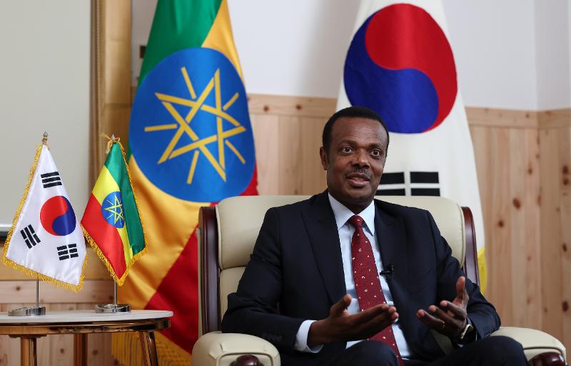 Đại sứ Ethiopia tại Hàn Quốc Dessie Dalkie Dukamo đã có buổi phỏng vấn với cổng thông tin điện tử Korea.net tại trụ sở Đại sứ quán Ethiopia tại Hàn Quốc, quận Seongbuk-gu, thành phố Seoul vào ngày 2/5/2024. (Ảnh: Jeon Han / Korea.net)