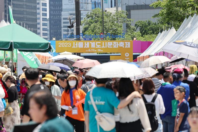 Hình ảnh chụp khách tham quan đến “Lễ hội Văn hóa Thành phố Thế giới Seoul năm 2023” (Seoul Friendship Festival 2023) ở quảng trường Gwanghwamun, quận Jongno-gu, thành phố Seoul. (Ảnh: Yonhap News)