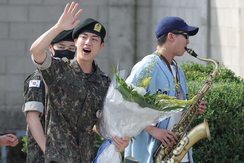  Sáng ngày 12/6, thành viên Jin của nhóm nhạc BTS đã xuất ngũ sau 18 tháng phục vụ trong Tiểu đoàn Huấn luyện Tuyển dụng Sư đoàn 5 ở quận Yeoncheon, tỉnh Gyeonggi-do. 
