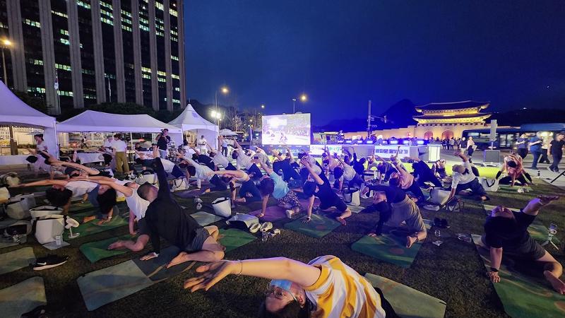 Nhân dịp Ngày Quốc tế Yoga (ngày 21/6), chương trình “Tập Yoga dưới ánh trăng tại quảng trường Gwanghwamun” đã được tổ chức giữa lòng thủ đô Seoul với đông đảo người dân tham dự. (Ảnh: Lee Jihae / Korea.net) 