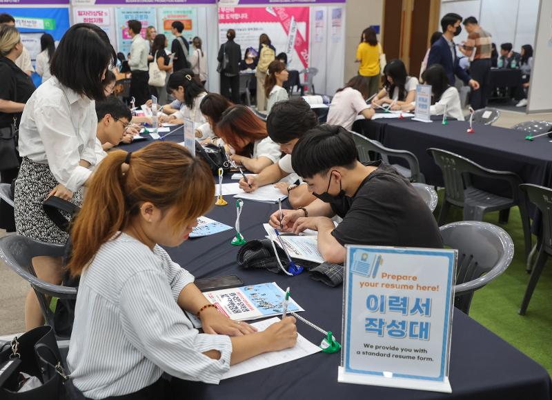Một du học sinh viết sơ yếu lý lịch trong “Hội chợ việc làm dành cho du học sinh có thị thực riêng biệt tại địa phương” diễn ra ở Trung tâm Hội nghị và Triển lãm Quốc tế Cảng Busan (BPEX), quận Dong-gu, thành phố Busan vào ngày 20/7/2023. (Ảnh: Yonhap News)