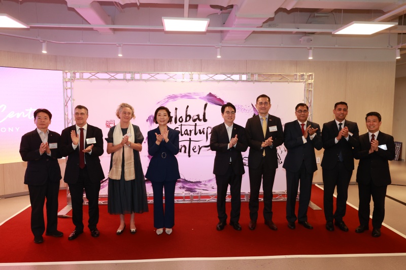 Bộ trưởng Bộ Doanh nghiệp vừa, nhỏ và doanh nghiệp đầu tư mạo hiểm Hàn Quốc bà Oh Youngju (thứ tư từ trái sang) đã chụp ảnh kỷ niệm với các vị khách tham gia buổi lễ khai trương “Trung tâm khởi nghiệp toàn cầu” diễn ra ở TIPS TOWN, quận Gangnam-gu, thành phố Seoul vào ngày 31/7/2024. (Ảnh: Bộ Doanh nghiệp vừa, nhỏ và doanh nghiệp đầu tư mạo hiểm Hàn Quốc)