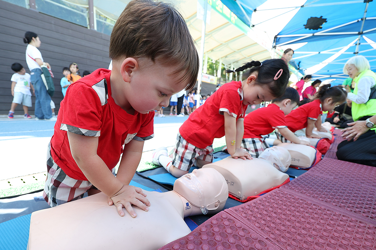 Sáng ngày 4/9/2024, các trẻ em đã học hồi sức tim phổi (CPR) khi tham gia một chương trình an toàn diễn ra ở quận Nam-gu, thành phố Daegu. 