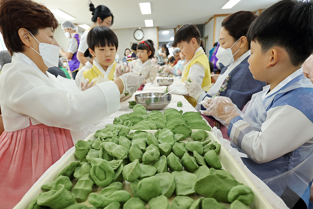 Sáng ngày 10/9, các cư dân và trẻ em tham gia chương trình trải nghiệm nặn bánh Songpyeon (bánh gạo hình bán nguyệt) diễn ra ở quận Buk-gu, thành phố Gwangju. 