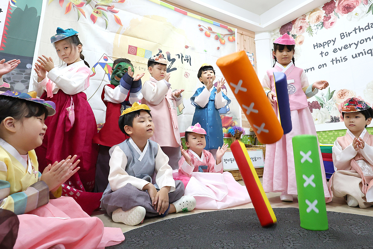 Sáng ngày 12/9, các trẻ em mặc Hanbok đã cùng nhau chơi Yutnori ở quận Bupyeongu, thành phố Incheon. 