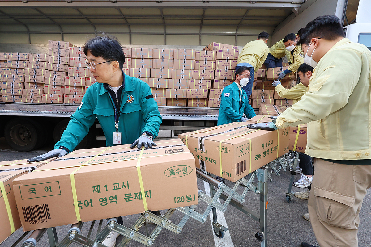 Ngày 12/11, các nhân viên Sở Giáo dục thành phố Incheon đã vận chuyển các thùng đề thi cho Kỳ thi Suneung (CSAT, Kỳ thi tuyển sinh đại học) năm học 2025. 