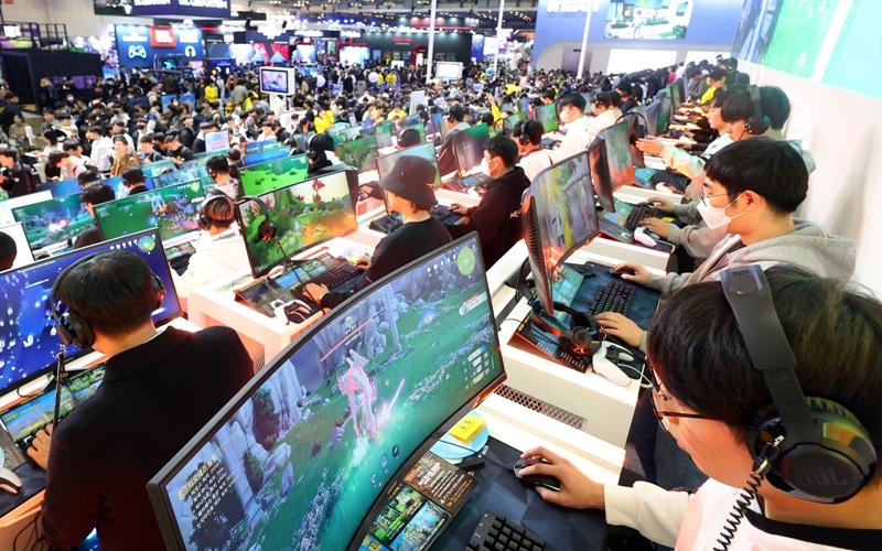 Hình ảnh chụp đông đảo khách tham quan đã tham gia trải nghiệm trò chơi trong hội chợ triển lãm game thế giới “G-STAR 2023”, diễn ra tại Trung tâm hội nghị và triển lãm Busan (BEXCO), quận Haeundae-gu, thành phố Busan vào tháng 11/2023. (Ảnh: Yonhap News)